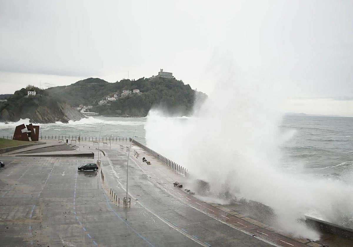 Una ola azota el Paseo Nuevo en San Sebastián.