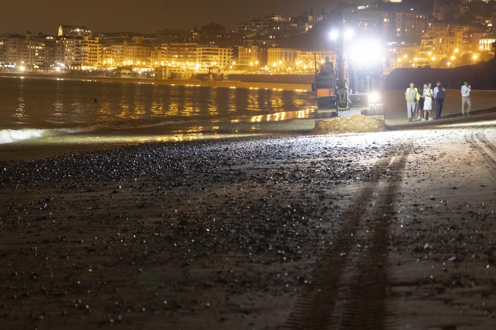 Comienza la retirada de piedras de la playa de Ondarreta