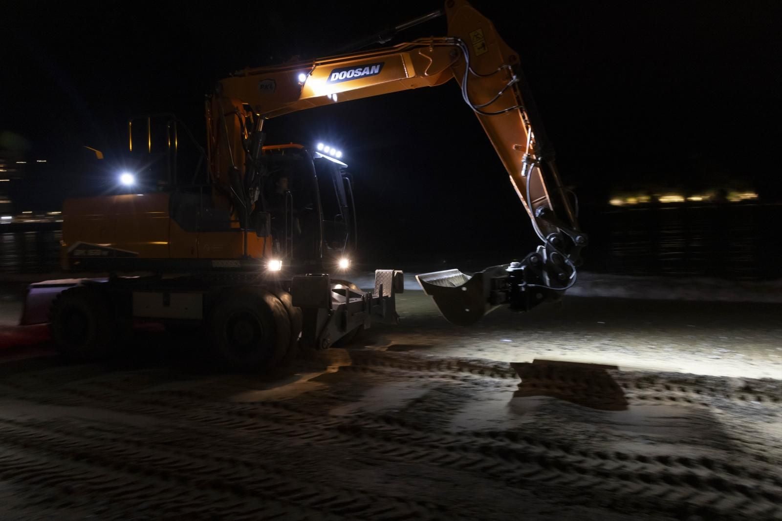 Comienza la retirada de piedras de la playa de Ondarreta