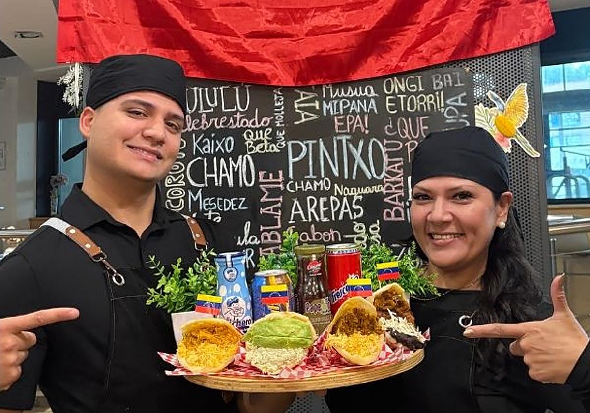 Josmary Zambrano y su hijo Mario con los diferentes tipos de arepas y bebidas que venden en el restaurante.