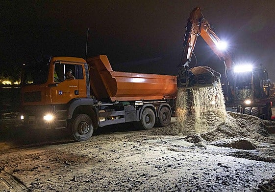 Un momento de la recogida de las piedras de Ondarreta.