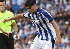 Jon Martín jueba el balón ante la presencia del árbitro Alejandro Quintero.