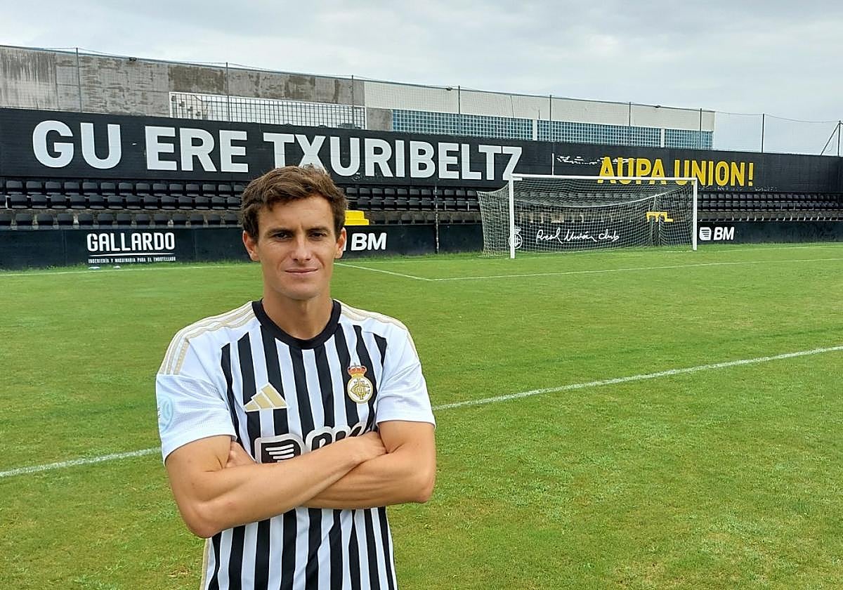 Tellechea con la camiseta de esta temporada, que el club ha decidido incluir como incentivo en el precio de todos los abonos para mayores de 15 años.