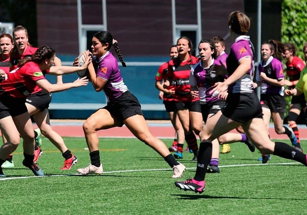 Rugbi taldeko neskak iazko denboraldiko partida batean.