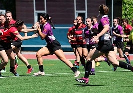 Rugbi taldeko neskak iazko denboraldiko partida batean.