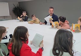 Una de las sesiones del club de lectura realizada anteriormente con los más pequeños.