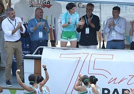 La patrona de Bertako Igogailuak-Hondarribia, Miren Garmendia, aplaude a sus remeras tras terminar como mejor patrona de la Euskolabel Liga.