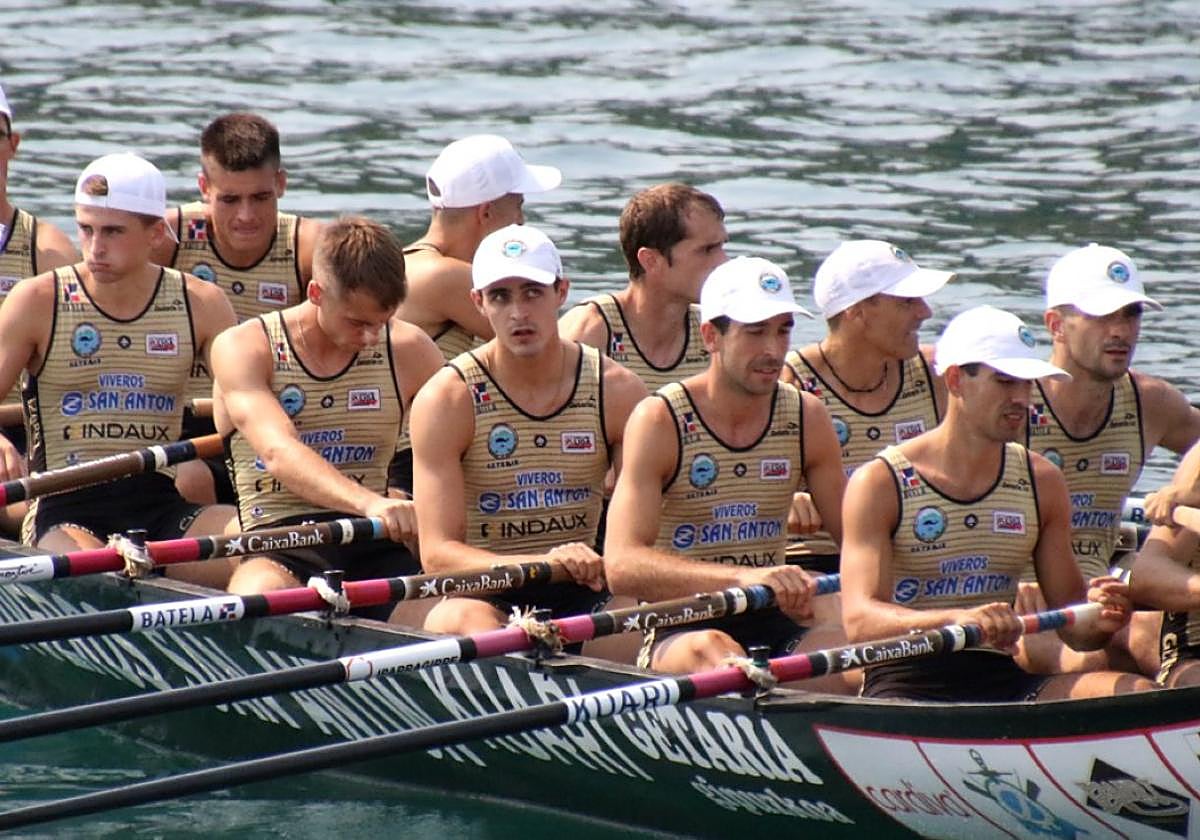 Lanean hasi aurretik Haritz Miralles ura edaten eta bitartean denak pentsakor. Ion Larrañaga eta Leandro Andreano zodiakean.