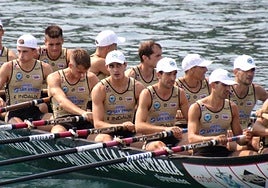 Lanean hasi aurretik Haritz Miralles ura edaten eta bitartean denak pentsakor. Ion Larrañaga eta Leandro Andreano zodiakean.