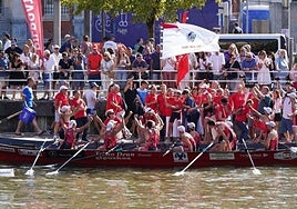 Zumaiako gizonezkoen trainerua Bilboko estropadan lortutako garaipena ospatzen.