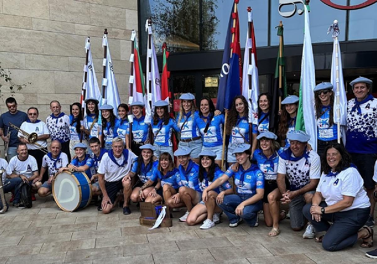 La plantilla de Arraun al completo con las banderas conseguidas, en la puerta de entrada de Garbera.