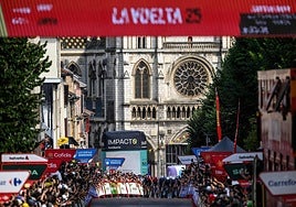 El pelotón llega al momento del sprint a la Plaza de la República de Voiron, con la iglesia de Saint Bruno al fondo.