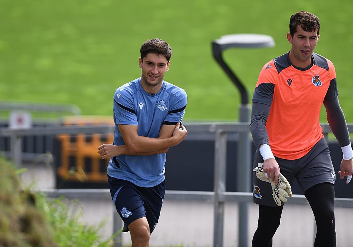 Jon Gorrotxategi y Unai Marrero suben la cuesta del Z2 para acudir a un entrenamiento.