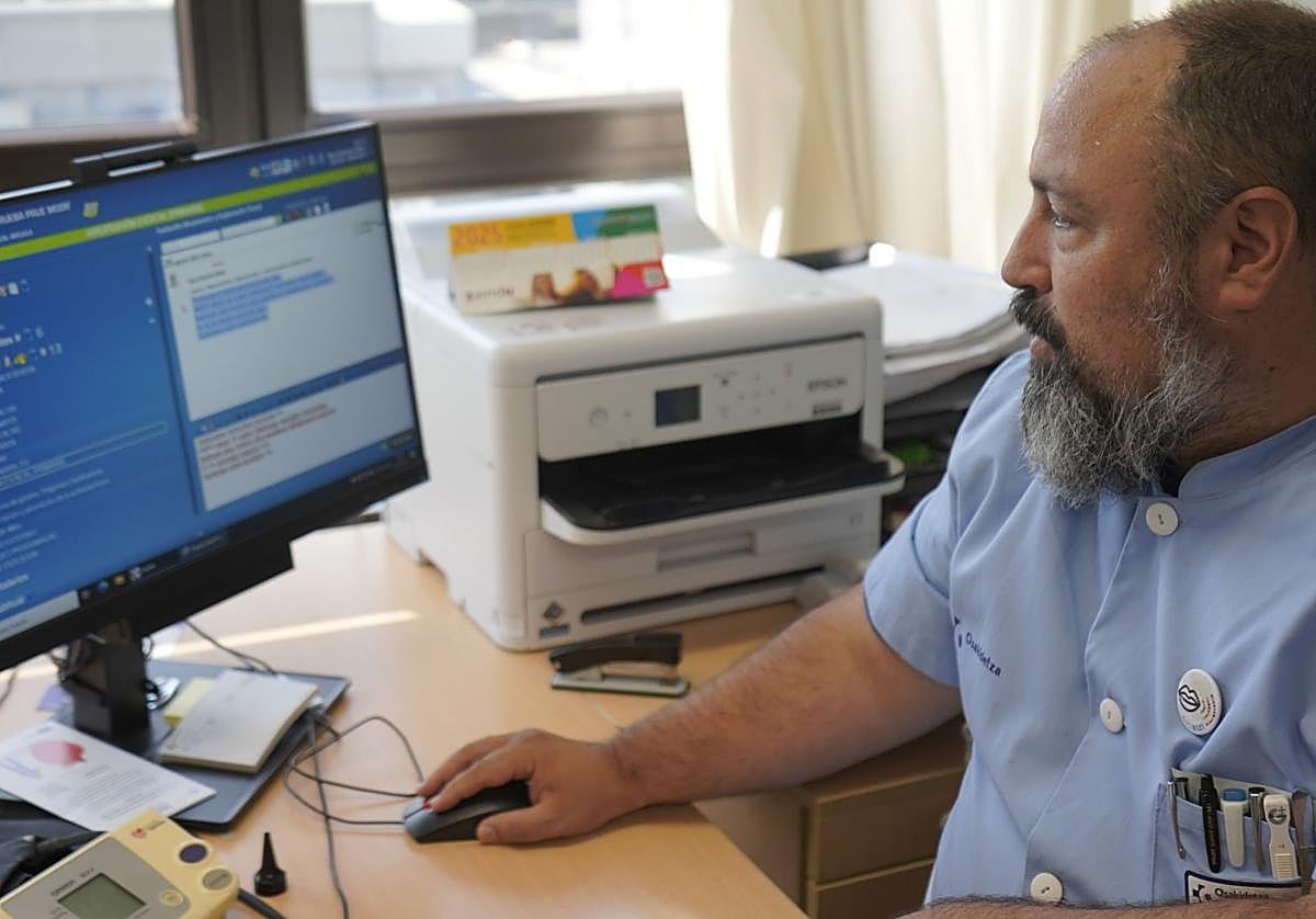Un profesional sanitario utiliza la herramienta de traducción en una consulta.