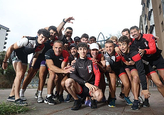 La plantilla de Hibaika posa ilusionada antes del entrenamiento de ayer en Errenteria.