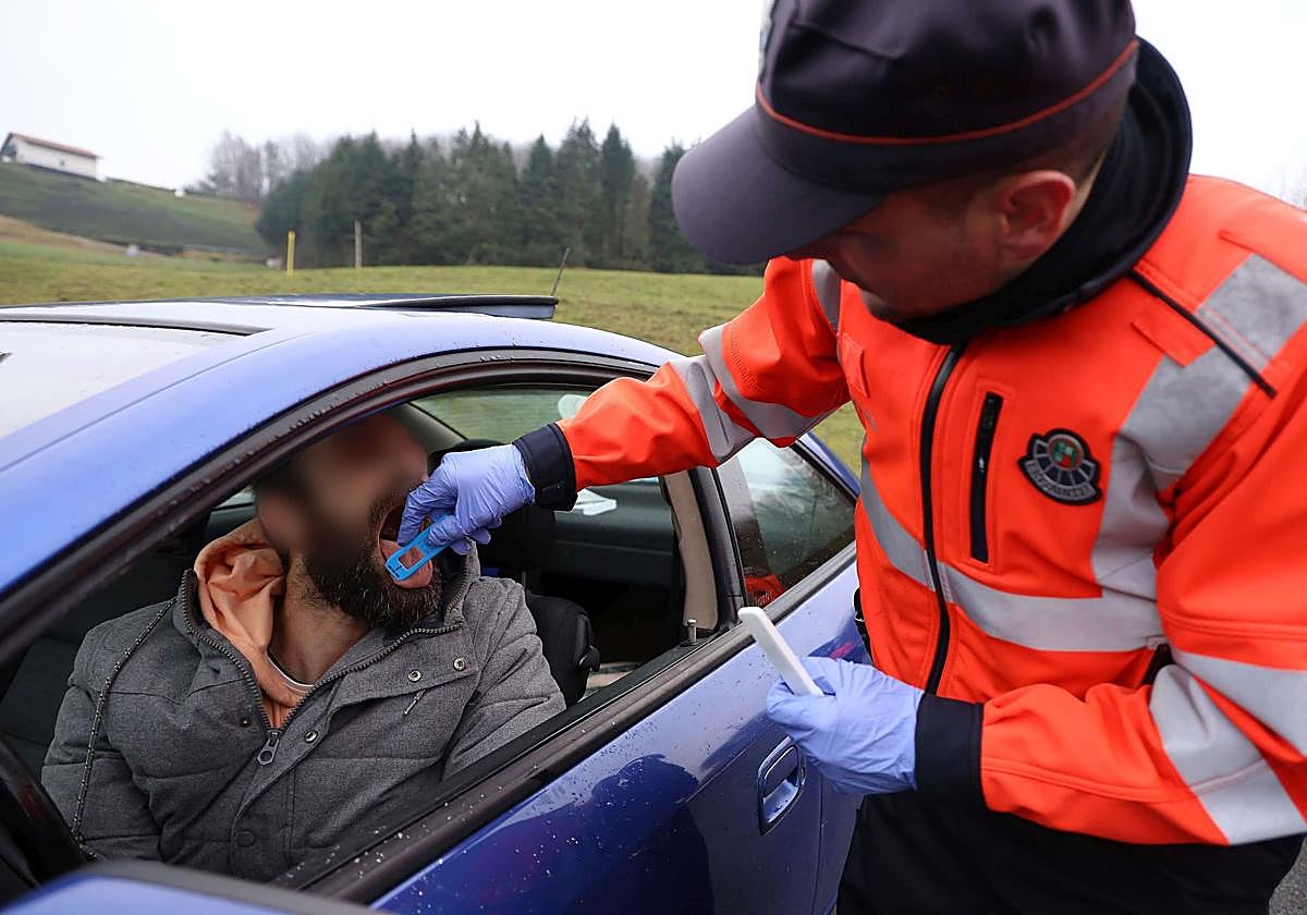Un agente de la Ertzaintza realiza un test de drogas a un conductor en Irun.