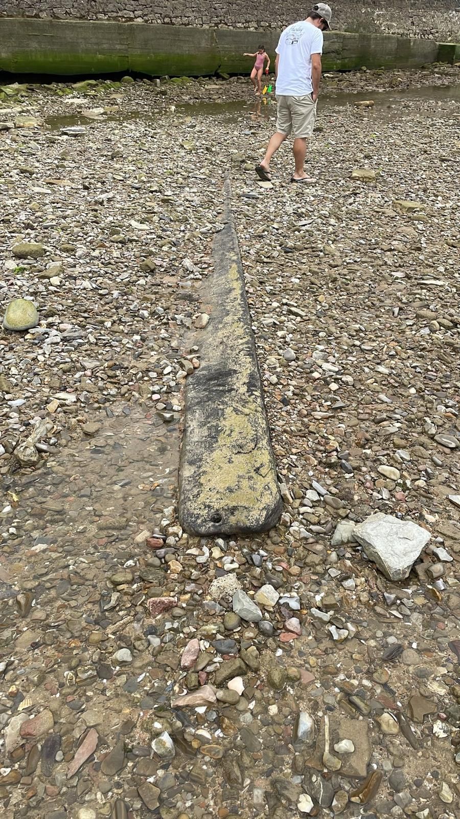 La pieza tiene un orificio en su extremo que permite pensar que era utilizado para el arrastre.