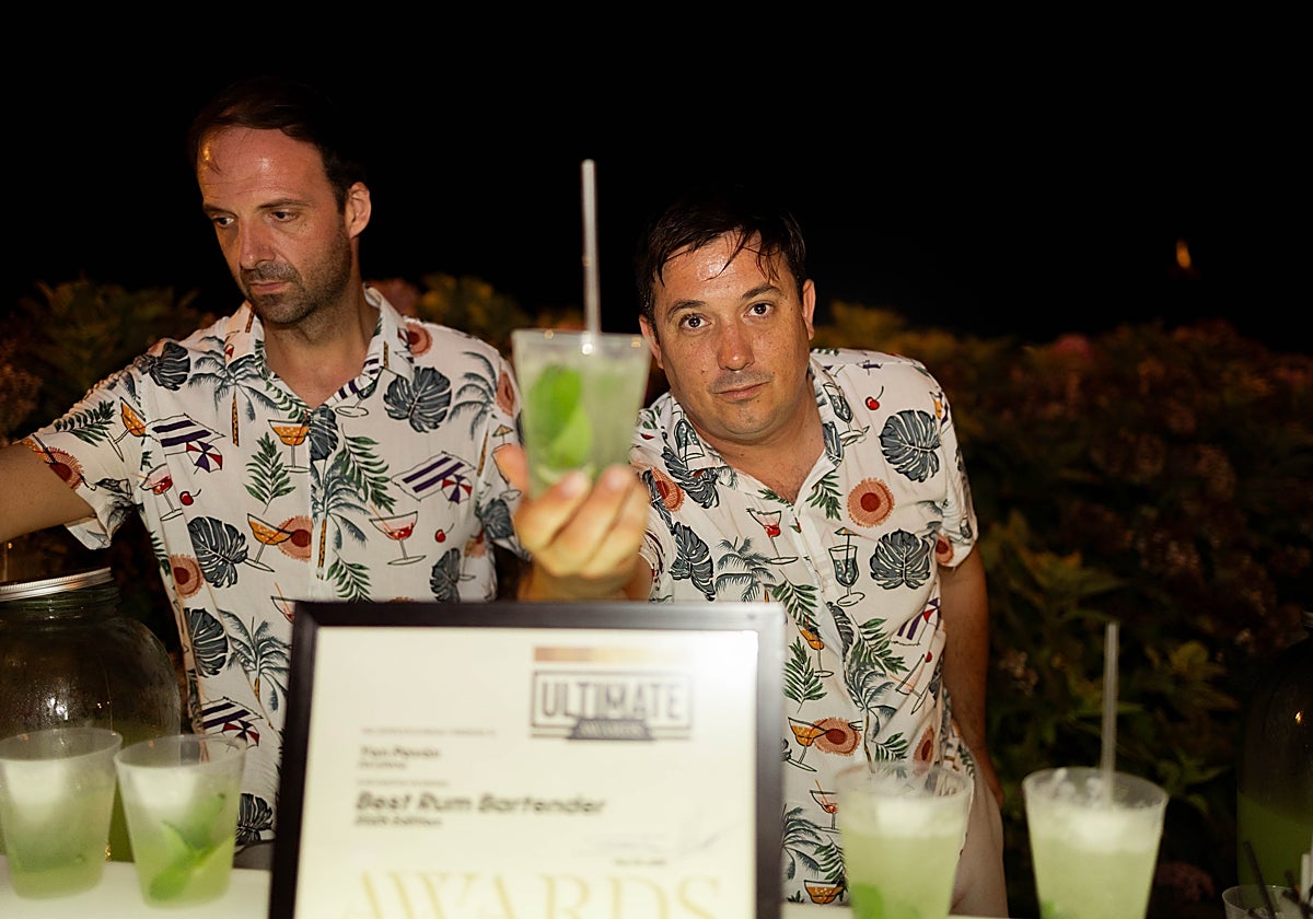 Yon Pavón prepara un cóctel durante la Gala de Verano organizada por El Diario Vasco en Miramar.