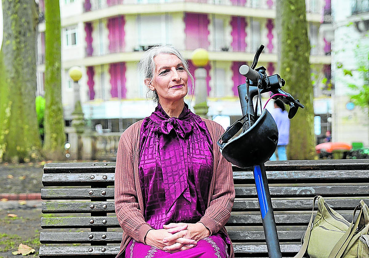 Aurora González posa junto a su vehículo de movilidad personal.