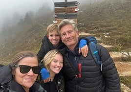 Collen Crowley, junto a su maridos y dos de sus tres hijos durante un viaje.