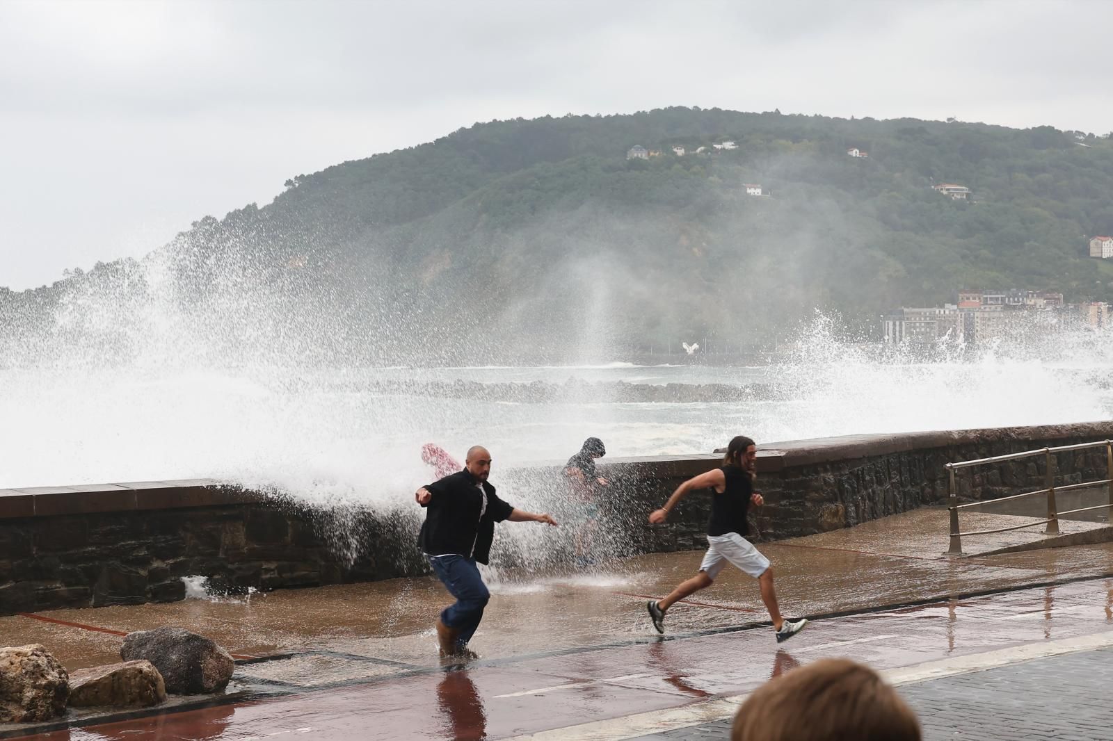 Diversión entre olas en el Paseo Nuevo de San Sebastián