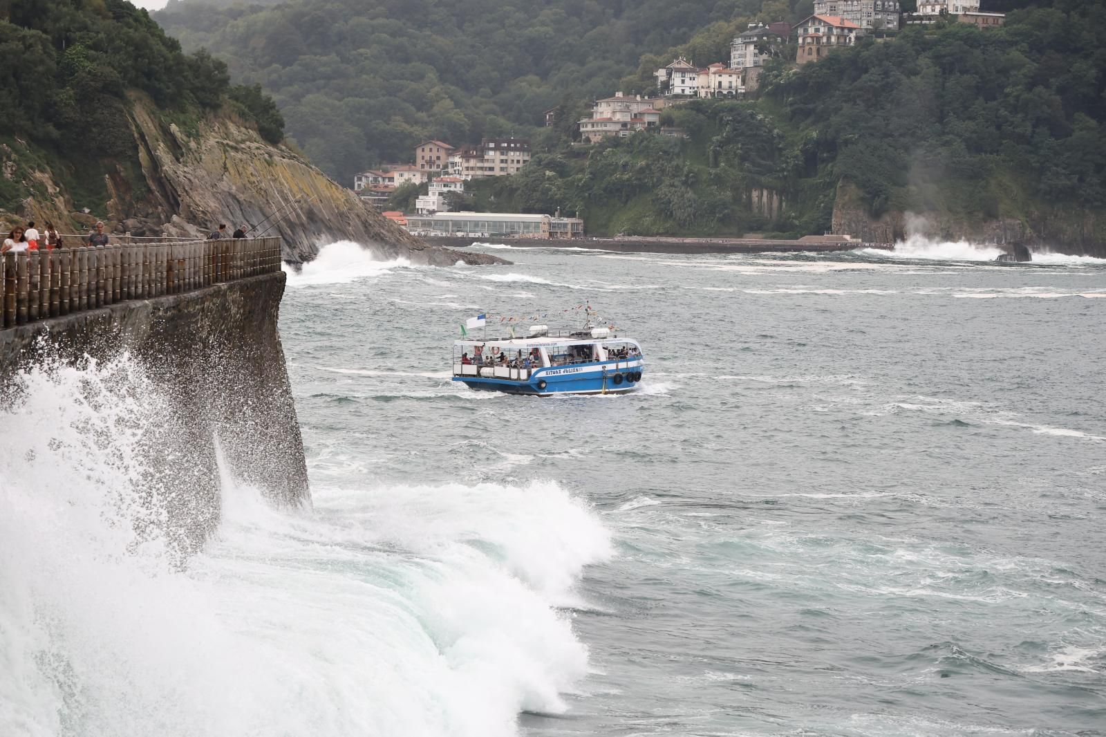 Diversión entre olas en el Paseo Nuevo de San Sebastián