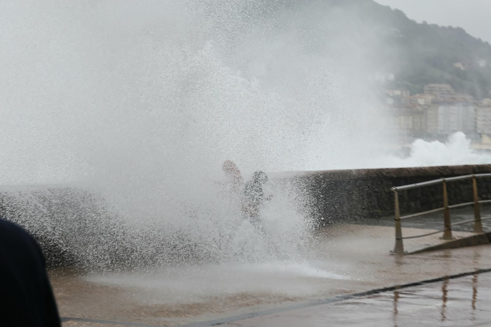 Diversión entre olas en el Paseo Nuevo de San Sebastián