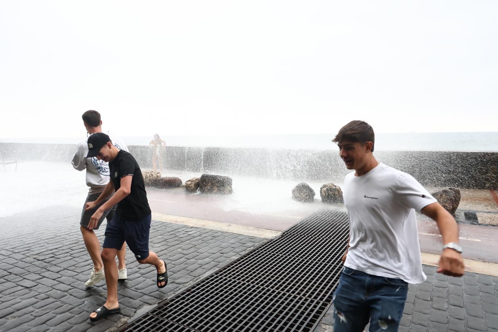 Diversión entre olas en el Paseo Nuevo de San Sebastián