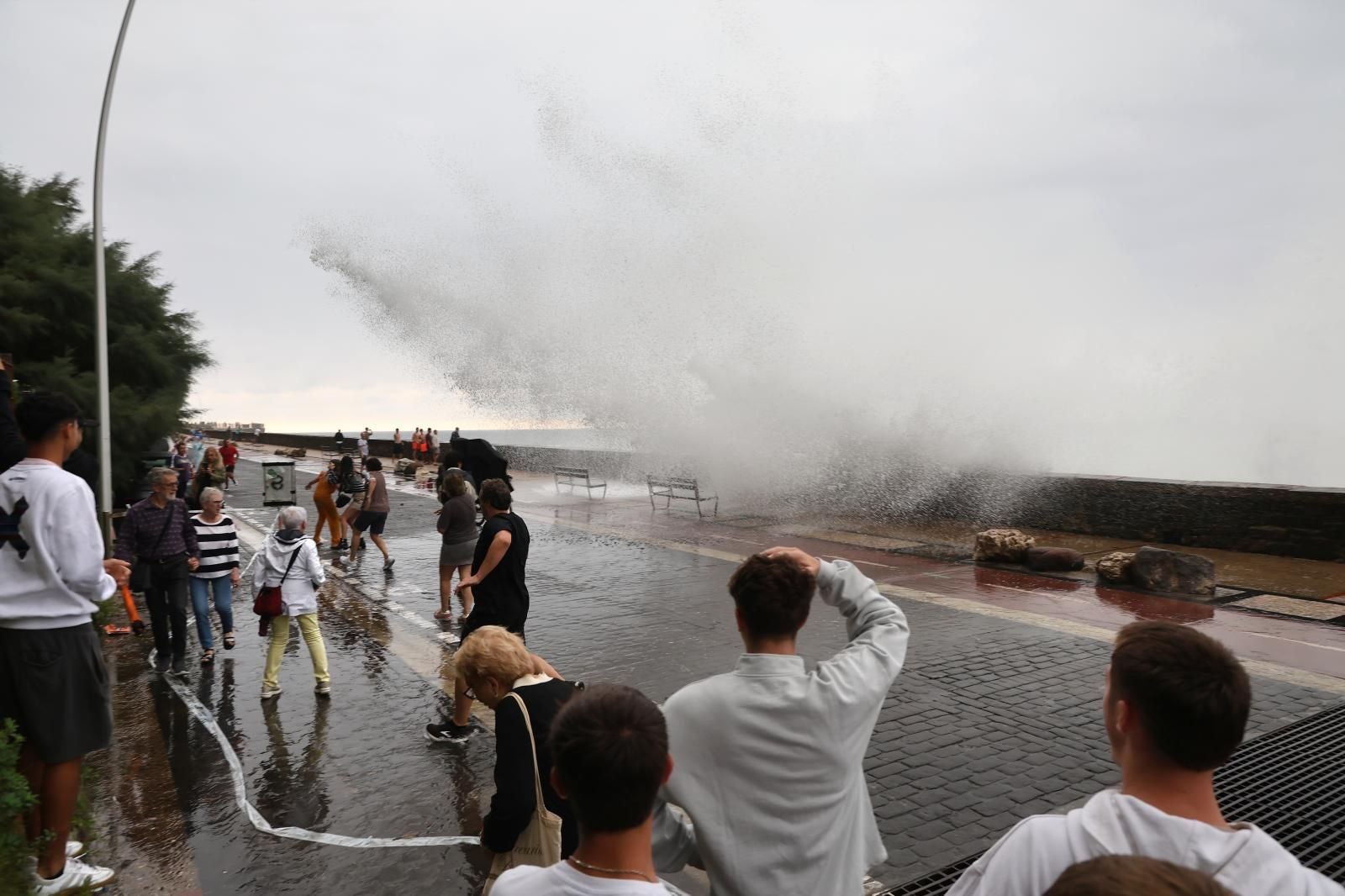 Diversión entre olas en el Paseo Nuevo de San Sebastián