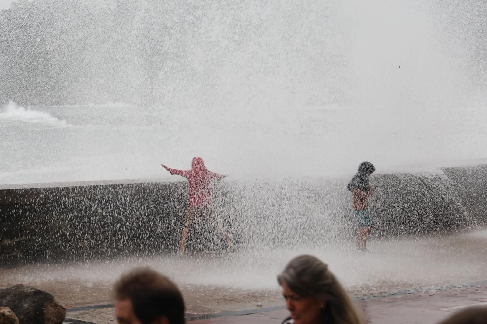Diversión entre olas en el Paseo Nuevo de San Sebastián
