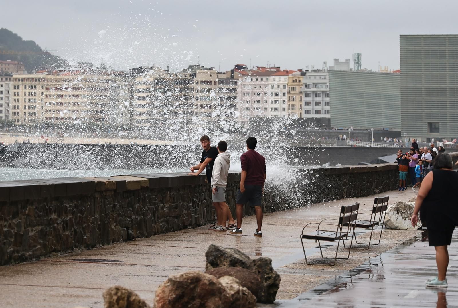 Diversión entre olas en el Paseo Nuevo de San Sebastián