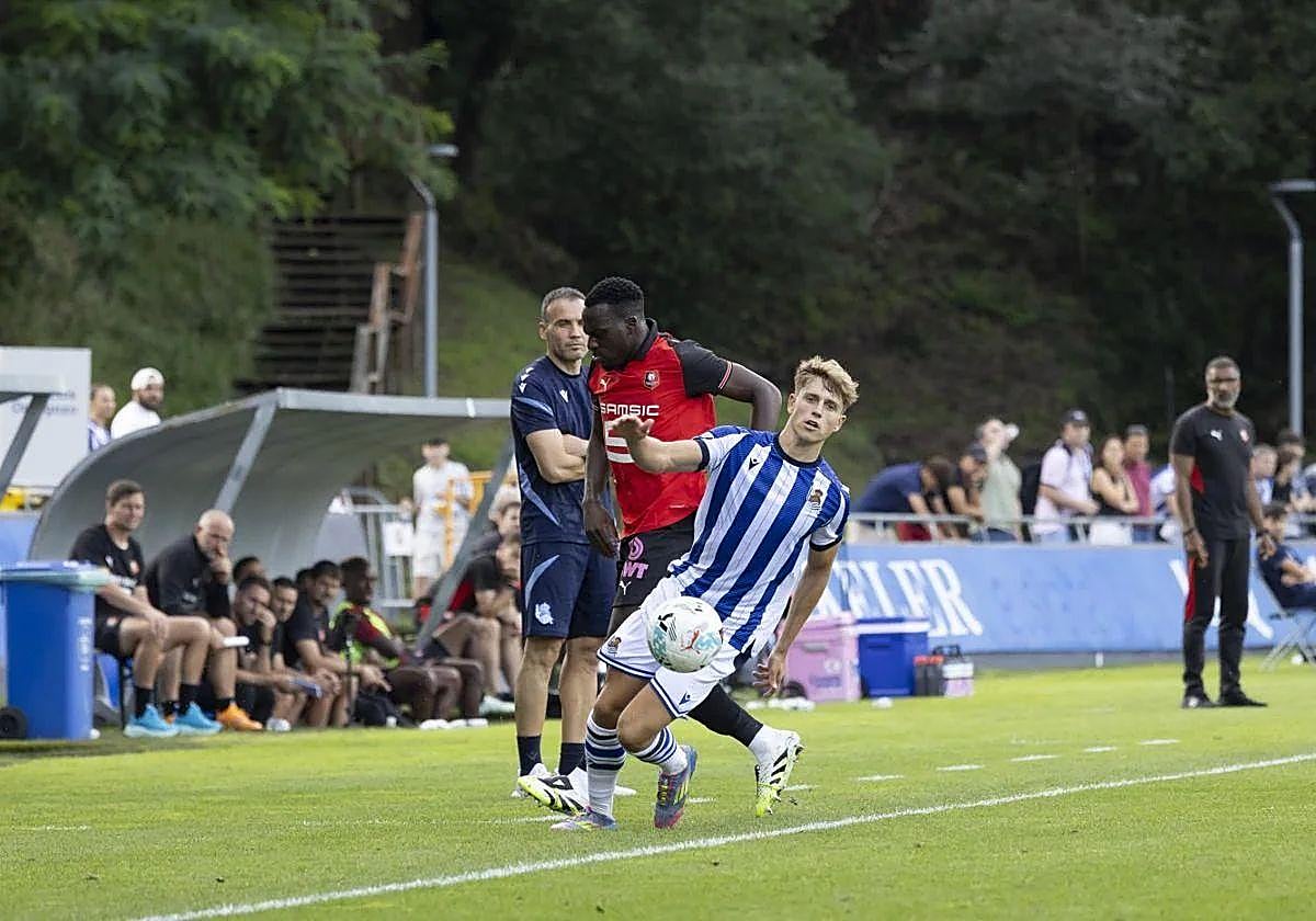 Rupérez recupera un balón en el amistoso contra el Rennes con el primer equipo en Zubieta.