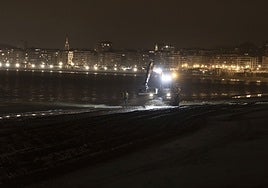 El dispositivo de retirada de piedras en Ondarreta sacó anoche de la playa 220 toneladas