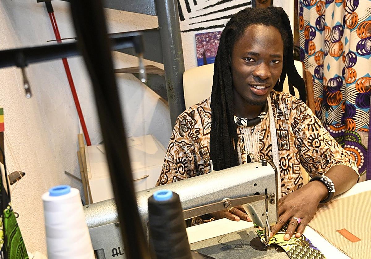 Lamp termina un bolso con su máquinade coser, una vieja pero bien conservada Alfa.Estamos en la calle San Francisco. Hace sol.