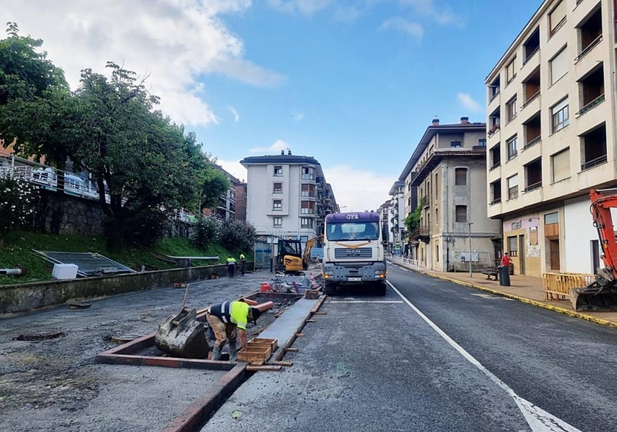 Continuán las actuaciones para bulevarizar la calle Idiazabal.