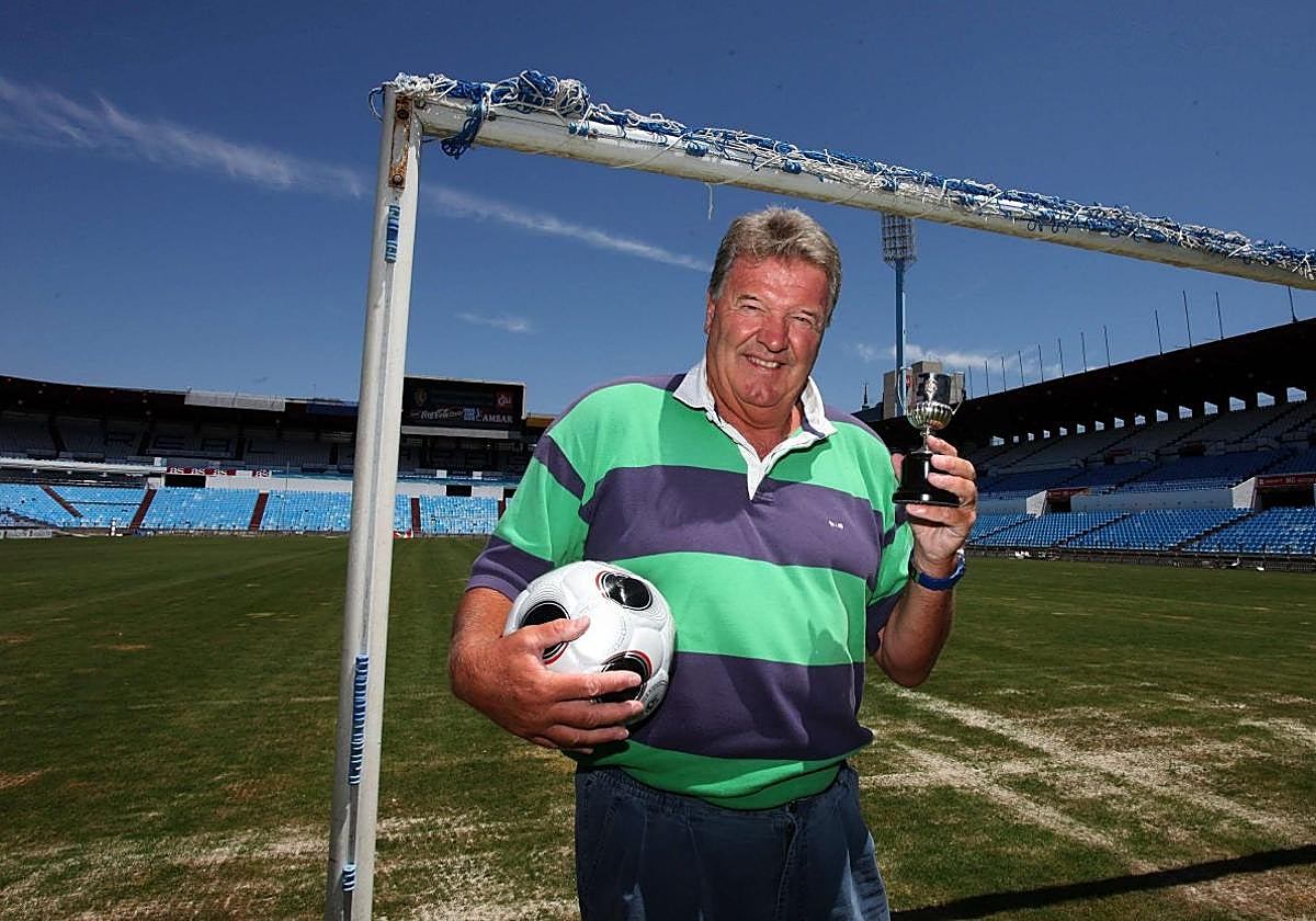 John Toshack aparece en La Romareda con la réplica de la Copa del Rey que ganó en 1987.