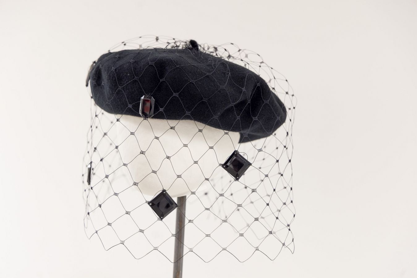 Arte y tradición en la exposición &#039;Txapelarte&#039;