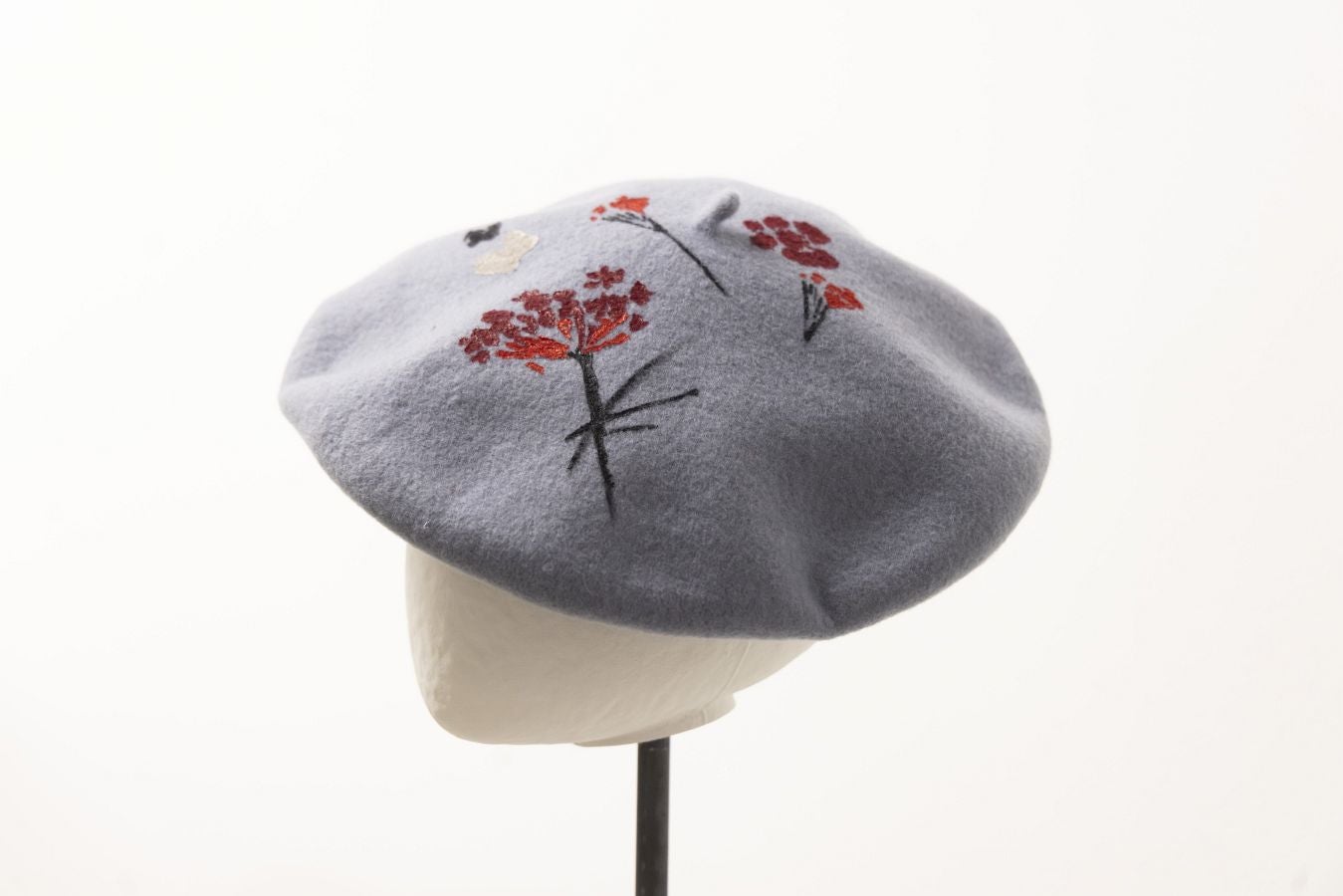 Arte y tradición en la exposición &#039;Txapelarte&#039;