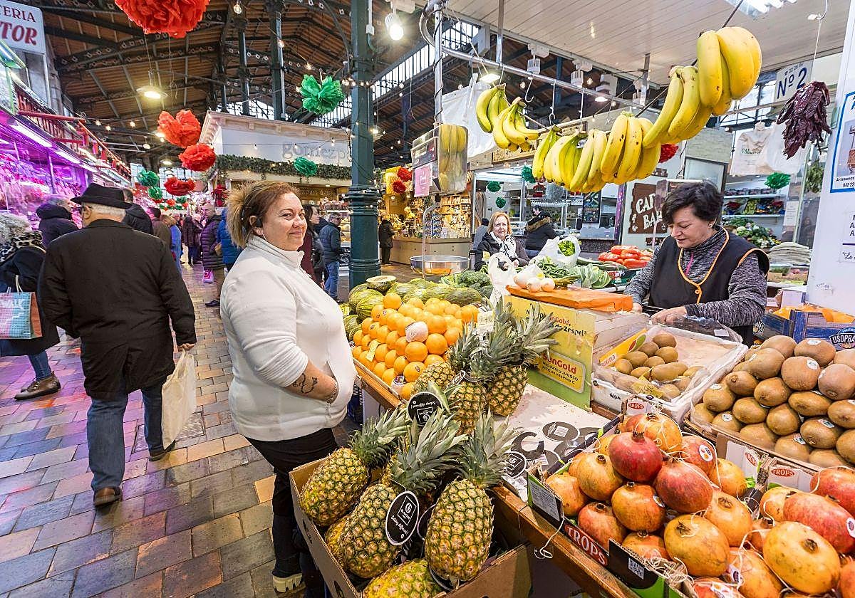 Puesto de frutería en un mercado municipal.