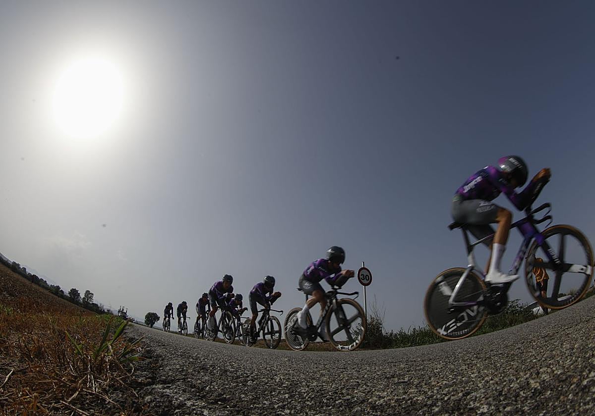Los ciclistas del Jhayco, durante la contrarreloj.
