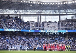 Prolegómenos del encuentro entre la Real y el Espanyol, con el minuto de silencio por los socios fallecidos