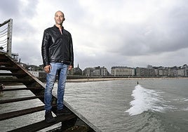 Hicham, de 38 años, en el Náutico de Donostia, desde donde se lanzó para auxiliar a un joven inconsciente.