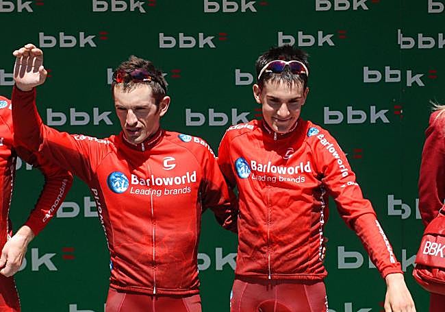 Peio Arreitunandia junto a Amets Txurruka antes de una etapa con Barloworld en 2006.