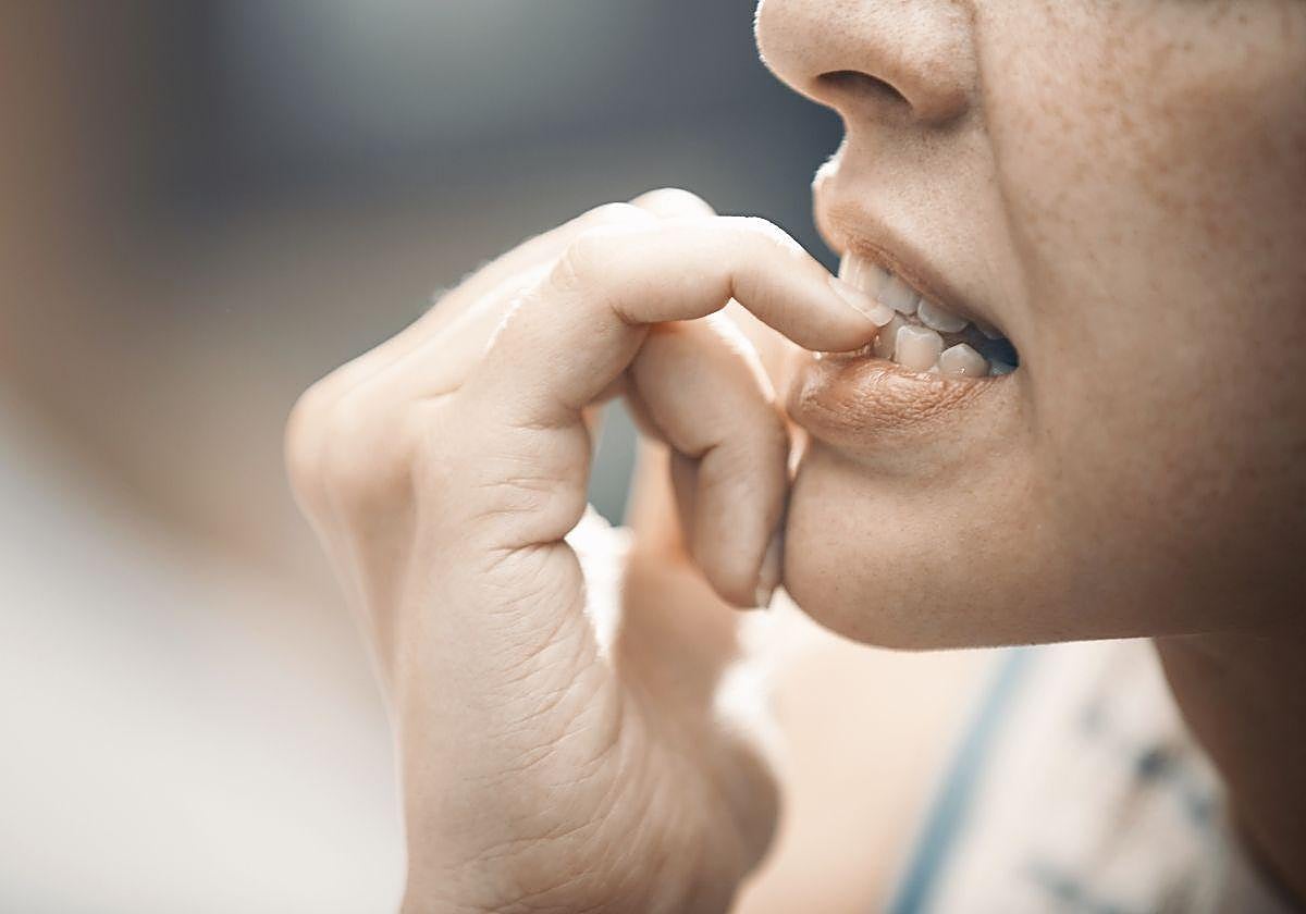 Lo que podría revelar el hábito de morderse las uñas según la psicología