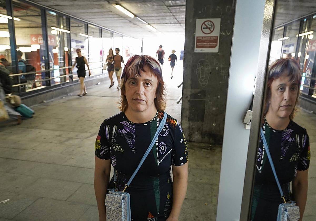 Eva y su reflejo en el pasadizo de Atotxa, el que nos lleva y nos trae a todas las estaciones.