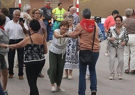 Elgoibartarras se divierten en la sesión de bailables que tuvo lugar tras la comida del día de fiestas dedicado a las personas mayores de 2024.