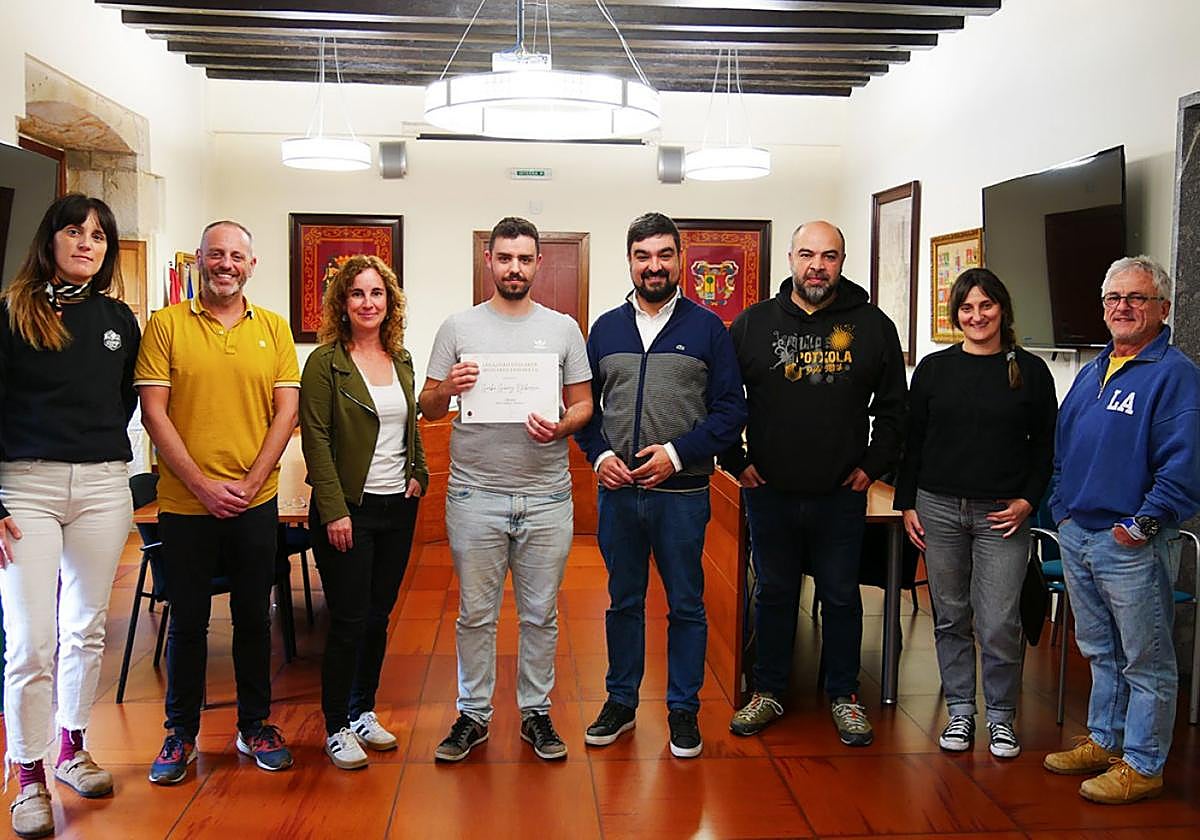 Representantes municipales y expertos locales en diseño en la presentación del nuevo diseño.