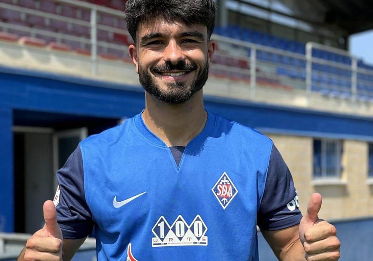 Asier Sánchez ya luce los colores de su nuevo equipo.