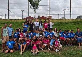 Niños y niñas saharauis que han pasado el verano junto con voluntarios de Darahli y familias de acogida.