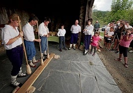 Un grupo de personas participan en una muestra de la kirikoketa en Igartubeiti.